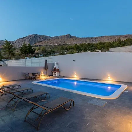 House With Private Pool M&m * Подстрана