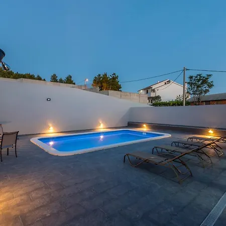 House With Private Pool M&m Дом отдыха Подстрана