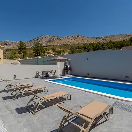 Ferienhaus House With Private Pool M&m Podstrana